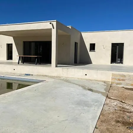 140 M2 Avec Piscine Chauffee *