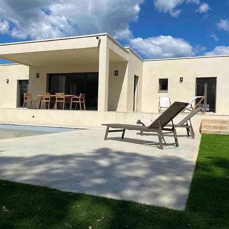 140 M2 Avec Piscine Chauffee *