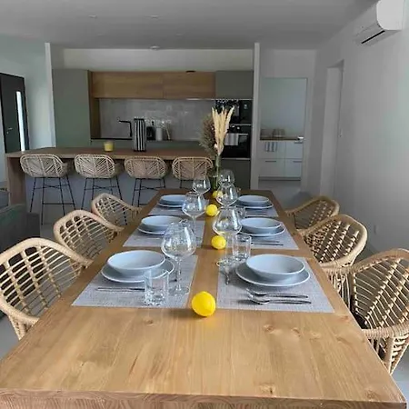 Villa 140 M2 Avec Piscine Chauffee *