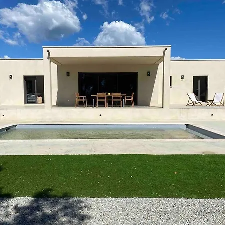 140 M2 Avec Piscine Chauffee *